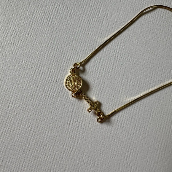 Gold cross bracelet - Picture 2 of 4